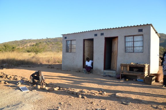 Von StartupAfrica gebautes Zwei-Zimmer-Häuschen